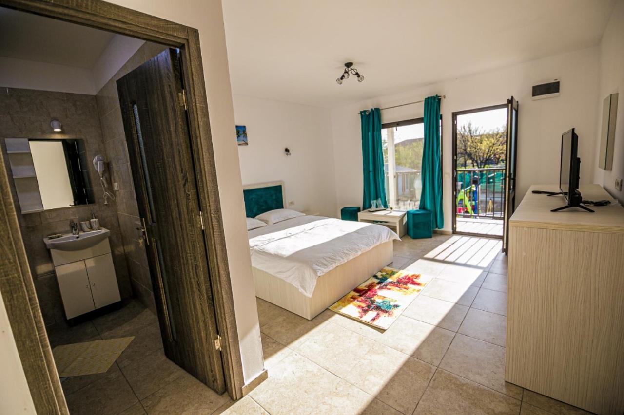 Complex Turistic N&S Hotell Două Mai Exteriör bild