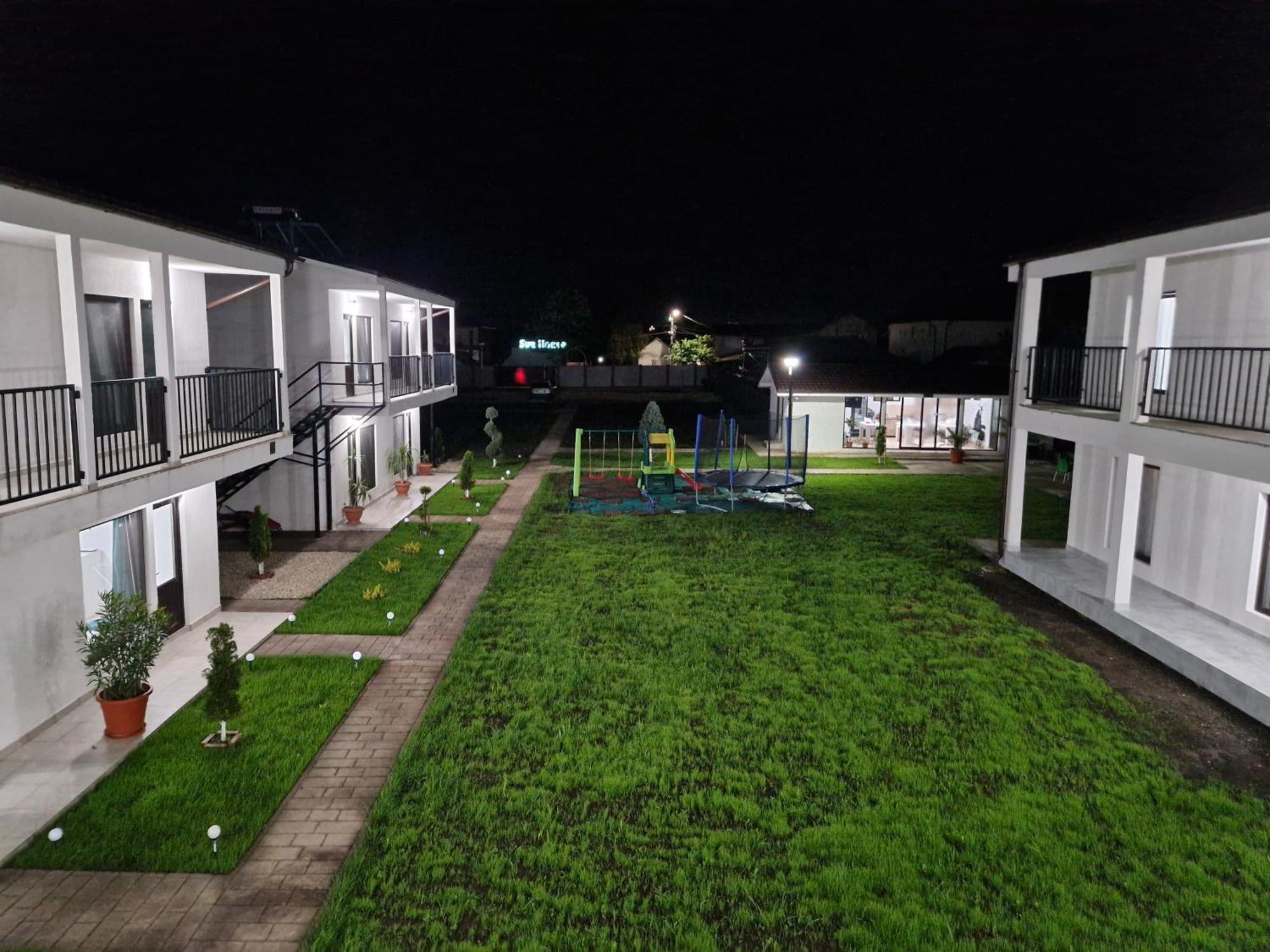Complex Turistic N&S Hotell Două Mai Exteriör bild